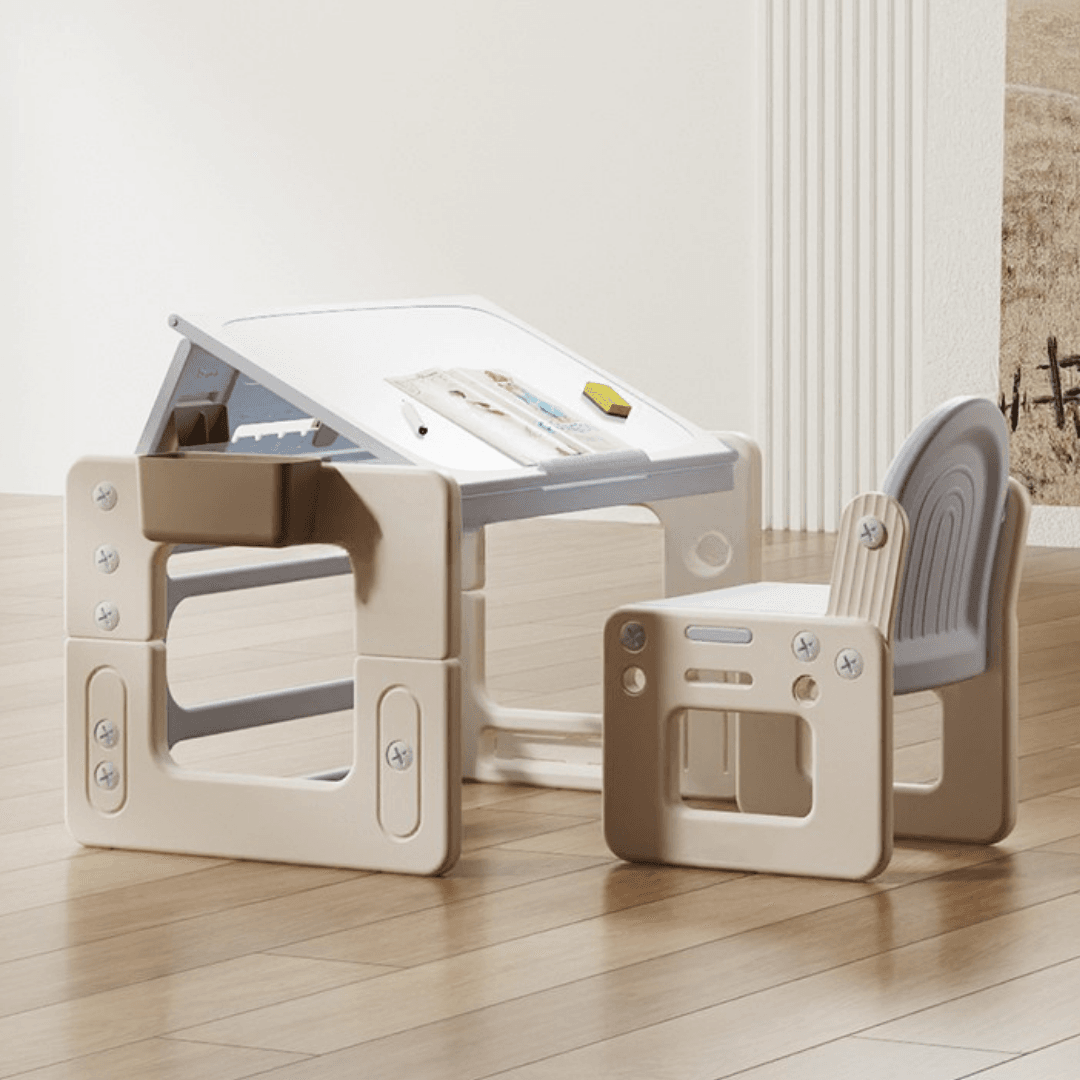 Table beige MICCOO dans une chambre d'enfant